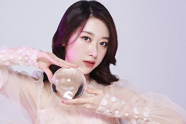 포토 JPG 스튜디오촬영 응시 드레스 여자 회색배경 실내 한명 들기 상반신 20대 성인 앞모습 화장 뷰티 한국인 유리구슬 청순 의료성형뷰티 성인여자한명만 국내포토 1 시선 옷 뷰포인트 백그라운드 컨셉 모션 유리 사람 동양인 청년 내부 회색 구슬 여자한명만 성인여자만 파일형식