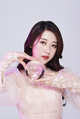 포토 JPG 스튜디오촬영 응시 드레스 여자 회색배경 실내 한명 들기 상반신 20대 성인 앞모습 화장 뷰티 한국인 유리구슬 청순 의료성형뷰티 성인여자한명만 국내포토 1 시선 옷 뷰포인트 백그라운드 컨셉 모션 유리 사람 동양인 청년 내부 회색 구슬 여자한명만 성인여자만 파일형식