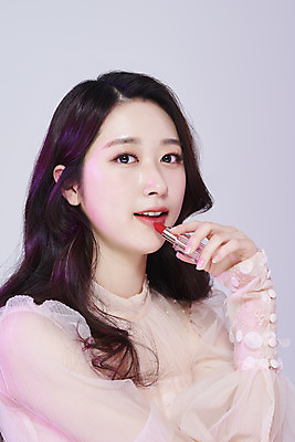 포토 JPG 스튜디오촬영 드레스 여자 회색배경 실내 한명 미소 들기 상반신 20대 성인 옆모습 화장 뷰티 한국인 립스틱 바르기 립메이크업 청순 의료성형뷰티 성인여자한명만 국내포토 1 옷 뷰포인트 백그라운드 컨셉 모션 표정 사람 동양인 청년 내부 화장품 회색 여자한명만 성인여자만 파일형식