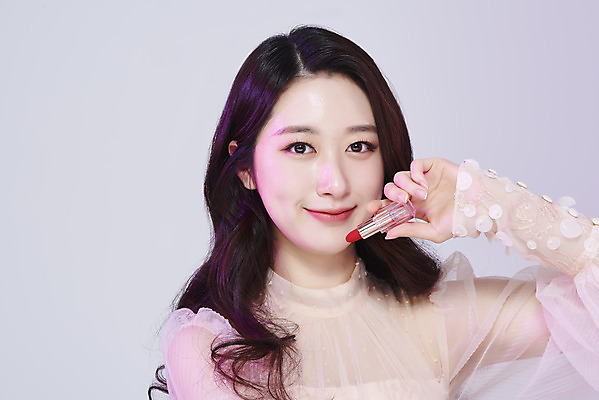 포토 JPG 스튜디오촬영 응시 드레스 여자 회색배경 실내 한명 미소 들기 상반신 20대 성인 앞모습 화장 뷰티 한국인 립스틱 립메이크업 청순 의료성형뷰티 성인여자한명만 국내포토 1 시선 옷 뷰포인트 백그라운드 컨셉 모션 표정 사람 동양인 청년 내부 화장품 회색 여자한명만 성인여자만 파일형식