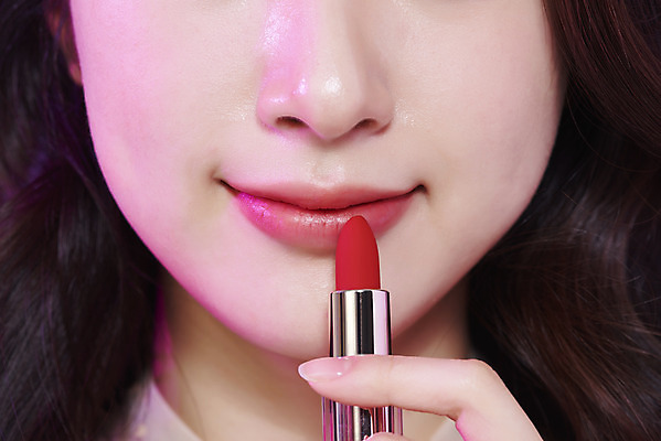 포토 JPG 스튜디오촬영 드레스 여자 실내 한명 미소 들기 근접촬영 상반신 20대 성인 앞모습 화장 뷰티 한국인 립스틱 입술 립메이크업 청순 의료성형뷰티 성인여자한명만 국내포토 1 옷 뷰포인트 컨셉 모션 표정 사람 동양인 청년 내부 신체부위 화장품 여자한명만 성인여자만 파일형식