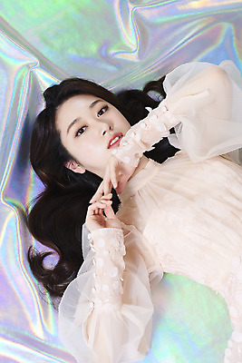 포토 JPG 스튜디오촬영 응시 드레스 여자 실내 한명 손짓 상반신 20대 성인 앞모습 눕기 화장 뷰티 한국인 청순 홀로그램 의료성형뷰티 성인여자한명만 국내포토 1 시선 옷 뷰포인트 컨셉 모션 사람 동양인 청년 내부 여자한명만 성인여자만 파일형식