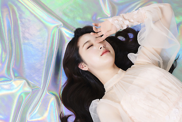 포토 JPG 스튜디오촬영 드레스 여자 실내 한명 손짓 상반신 20대 성인 앞모습 눕기 화장 뷰티 손들기 눈감음 한국인 청순 홀로그램 의료성형뷰티 성인여자한명만 국내포토 1 옷 뷰포인트 컨셉 모션 사람 동양인 청년 내부 여자한명만 성인여자만 파일형식