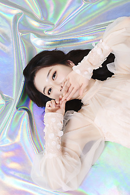 포토 JPG 스튜디오촬영 응시 드레스 여자 실내 한명 손짓 상반신 20대 성인 앞모습 눕기 화장 뷰티 손들기 한국인 입가림 청순 홀로그램 의료성형뷰티 성인여자한명만 국내포토 1 시선 옷 뷰포인트 컨셉 모션 사람 동양인 청년 내부 가림 여자한명만 성인여자만 파일형식