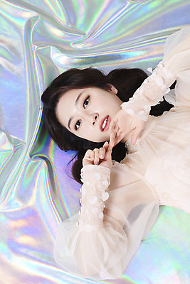 포토 JPG 스튜디오촬영 응시 드레스 여자 실내 한명 손짓 상반신 20대 성인 앞모습 눕기 화장 뷰티 한국인 청순 홀로그램 의료성형뷰티 성인여자한명만 국내포토 1 시선 옷 뷰포인트 컨셉 모션 사람 동양인 청년 내부 여자한명만 성인여자만 파일형식