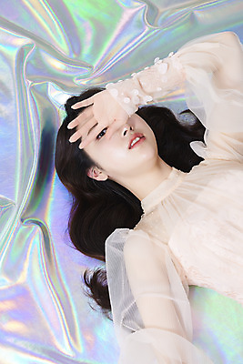 포토 JPG 스튜디오촬영 응시 드레스 여자 실내 한명 상반신 20대 성인 앞모습 눕기 화장 뷰티 한국인 눈가림 청순 홀로그램 의료성형뷰티 성인여자한명만 국내포토 1 시선 옷 뷰포인트 컨셉 모션 사람 동양인 청년 내부 가림 여자한명만 성인여자만 파일형식