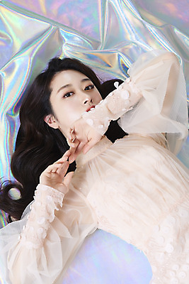 포토 JPG 스튜디오촬영 드레스 여자 실내 한명 손짓 상반신 20대 성인 앞모습 눕기 화장 뷰티 한국인 청순 홀로그램 의료성형뷰티 성인여자한명만 국내포토 1 옷 뷰포인트 컨셉 모션 사람 동양인 청년 내부 여자한명만 성인여자만 파일형식