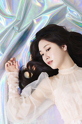 포토 JPG 스튜디오촬영 응시 드레스 여자 실내 한명 상반신 20대 성인 앞모습 눕기 화장 뷰티 한국인 청순 홀로그램 의료성형뷰티 성인여자한명만 국내포토 1 시선 옷 뷰포인트 컨셉 모션 사람 동양인 청년 내부 여자한명만 성인여자만 파일형식