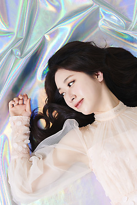 포토 JPG 스튜디오촬영 응시 드레스 여자 실내 한명 미소 상반신 20대 성인 앞모습 눕기 화장 뷰티 한국인 청순 홀로그램 의료성형뷰티 성인여자한명만 국내포토 1 시선 옷 뷰포인트 컨셉 모션 표정 사람 동양인 청년 내부 여자한명만 성인여자만 파일형식