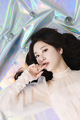 포토 JPG 스튜디오촬영 응시 드레스 여자 실내 한명 손짓 상반신 20대 성인 앞모습 눕기 화장 뷰티 한국인 유리구슬 청순 홀로그램 의료성형뷰티 성인여자한명만 국내포토 1 시선 옷 뷰포인트 컨셉 모션 유리 사람 동양인 청년 내부 구슬 여자한명만 성인여자만 파일형식