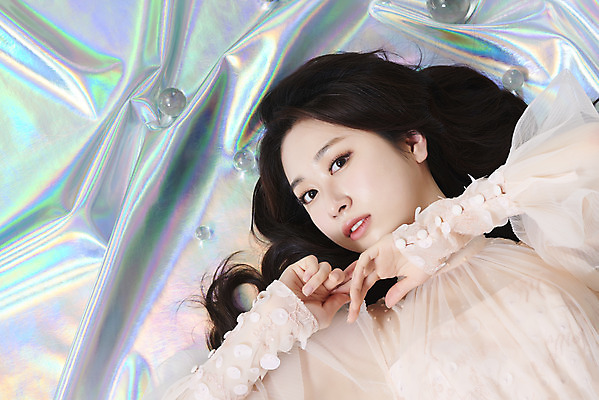 포토 JPG 스튜디오촬영 응시 드레스 여자 실내 한명 손짓 상반신 20대 성인 앞모습 눕기 화장 뷰티 한국인 유리구슬 청순 홀로그램 의료성형뷰티 성인여자한명만 국내포토 1 시선 옷 뷰포인트 컨셉 모션 유리 사람 동양인 청년 내부 구슬 여자한명만 성인여자만 파일형식