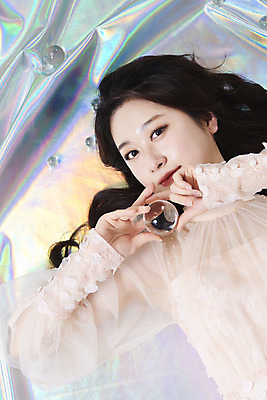 포토 JPG 스튜디오촬영 응시 드레스 여자 실내 한명 미소 들기 상반신 20대 성인 앞모습 눕기 화장 뷰티 한국인 유리구슬 청순 홀로그램 의료성형뷰티 성인여자한명만 국내포토 1 시선 옷 뷰포인트 컨셉 모션 유리 표정 사람 동양인 청년 내부 구슬 여자한명만 성인여자만 파일형식