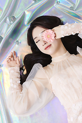 포토 JPG 스튜디오촬영 드레스 여자 실내 한명 미소 들기 상반신 20대 성인 앞모습 눕기 화장 뷰티 눈감음 한국인 눈가림 거베라 유리구슬 청순 홀로그램 의료성형뷰티 성인여자한명만 국내포토 1 옷 꽃 뷰포인트 컨셉 모션 유리 표정 사람 동양인 청년 내부 가림 구슬 여자한명만 성인여자만 파일형식