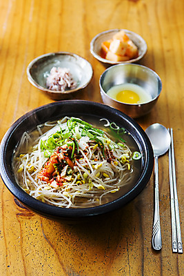 포토 JPG 음식 수저 실내 사람없음 아웃포커스 전라북도 깍두기 뚝배기 수란 전주 콩나물해장국 국내포토 식기 김치 촬영기법 내부 전라도 해장국 파일형식