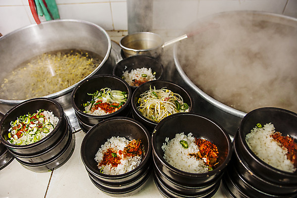 포토 JPG 실내 사람없음 솥 수증기 전라북도 뚝배기 전주 콩나물해장국 국내포토 주방용품 내부 전라도 해장국 파일형식