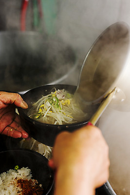 포토 JPG 손 실내 들기 아웃포커스 신체부위 수증기 전라북도 국자 뚝배기 전주 콩나물해장국 국내포토 모션 주방용품 촬영기법 사람 내부 전라도 해장국 파일형식