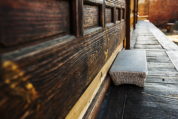 포토 JPG 주간 한옥 근접촬영 사람없음 야외 아웃포커스 전라북도 디딤돌 전주 툇마루 국내포토 자연요소 한국전통 뷰포인트 고건축 촬영기법 돌_바위 마루_인테리어 전라도 파일형식