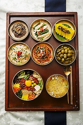 포토 JPG 반찬 수저 실내 사람없음 하이앵글 전라북도 밥상 전주 전주비빔밥 국내포토 식기 음식 뷰포인트 탁자 내부 전라도 비빔밥 파일형식