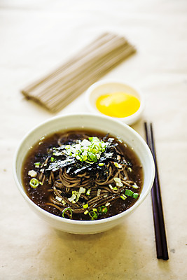 포토 JPG 실내 사람없음 아웃포커스 메밀국수 전라북도 단무지 나무젓가락 한지배경 메밀면 전주 국내포토 음식 백그라운드 젓가락 촬영기법 내부 면류 전라도 파일형식