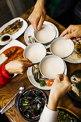 포토 JPG 손 실내 들기 아웃포커스 신체부위 전라북도 안주 건배 막걸리 전주 막걸리잔 국내포토 술잔 모션 주류 촬영기법 사람 내부 전라도 파일형식