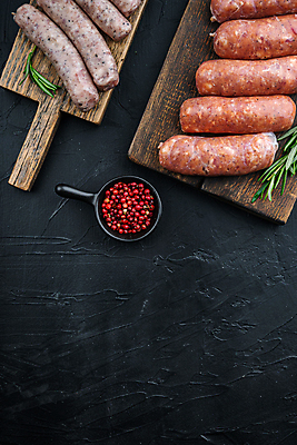 포토 JPG 해외이미지 검은배경 실내 돼지고기 사람없음 전통음식 소시지 후추 나무도마 해외포토 전통 음식 백그라운드 도마 육류 내부 목재 검은색 가공식품 향신료 파일형식