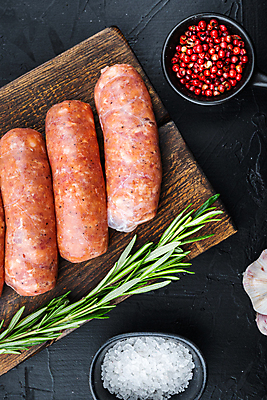 포토 JPG 해외이미지 검은배경 실내 마늘 돼지고기 사람없음 전통음식 소시지 소금 후추 로즈메리 나무도마 초리조 해외포토 전통 음식 백그라운드 채소 도마 육류 내부 목재 검은색 가공식품 허브 향신료 파일형식