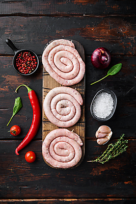 포토 JPG 해외이미지 방울토마토 고추 양파 실내 마늘 돼지고기 사람없음 하이앵글 소시지 허브 소금 후추 나무도마 말린_둥글게 해외포토 식물 뷰포인트 컨셉 토마토 채소 도마 육류 내부 목재 가공식품 향신료 파일형식