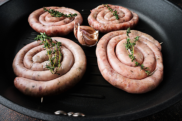 포토 JPG 해외이미지 실내 마늘 돼지고기 사람없음 전통음식 프라이팬 소시지 허브 말린_둥글게 해외포토 식물 전통 음식 컨셉 채소 주방용품 육류 내부 가공식품 파일형식