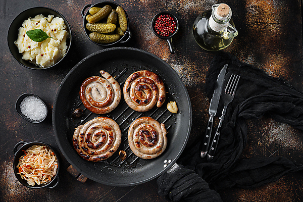 포토 JPG 해외이미지 포크 실내 사람없음 샐러드 전통음식 프라이팬 소시지 나이프 양배추 피클 소금 후추 매시드포테이토 말린_둥글게 해외포토 전통 식기 음식 컨셉 채소 주방용품 내부 가공식품 칼 향신료 절임 파일형식