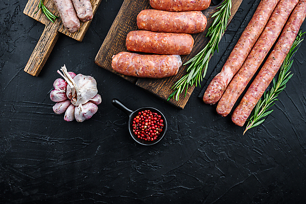 포토 JPG 해외이미지 검은배경 실내 마늘 돼지고기 사람없음 하이앵글 전통음식 소시지 후추 로즈메리 나무도마 해외포토 전통 음식 뷰포인트 백그라운드 채소 도마 육류 내부 목재 검은색 가공식품 허브 향신료 파일형식