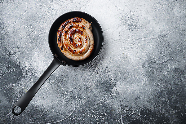 포토 JPG 해외이미지 회색배경 실내 돼지고기 사람없음 전통음식 프라이팬 소시지 굽기 말린_둥글게 해외포토 전통 음식 백그라운드 컨셉 주방용품 육류 내부 회색 가공식품 구이 파일형식