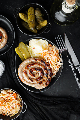 포토 JPG 해외이미지 포크 검은배경 실내 사람없음 샐러드 전통음식 소시지 나이프 피클 말린_둥글게 해외포토 전통 식기 음식 백그라운드 컨셉 내부 검은색 가공식품 칼 절임 파일형식