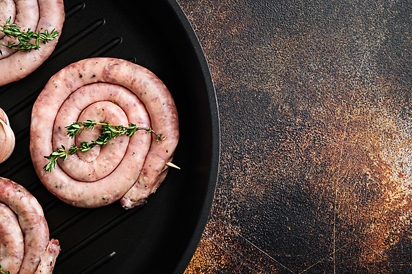 포토 JPG 해외이미지 실내 돼지고기 사람없음 전통음식 프라이팬 소시지 허브 말린_둥글게 해외포토 식물 전통 음식 컨셉 주방용품 육류 내부 가공식품 파일형식