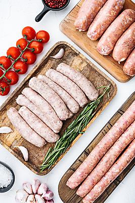 포토 JPG 해외이미지 방울토마토 실내 마늘 돼지고기 사람없음 하이앵글 전통음식 소시지 허브 흰배경 소금 후추 나무도마 해외포토 식물 전통 음식 뷰포인트 백그라운드 토마토 채소 도마 육류 내부 목재 흰색 가공식품 향신료 파일형식