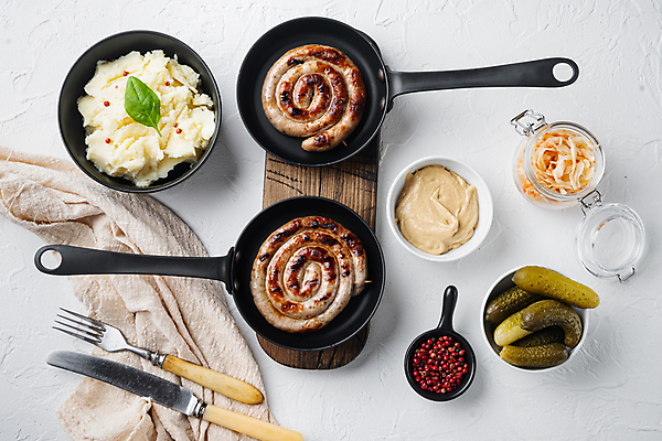 포토 JPG 해외이미지 포크 감자 실내 사람없음 하이앵글 샐러드 전통음식 프라이팬 소시지 나이프 흰배경 피클 후추 매시드포테이토 해외포토 전통 식기 음식 뷰포인트 백그라운드 채소 주방용품 내부 흰색 가공식품 칼 향신료 절임 파일형식