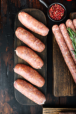 포토 JPG 해외이미지 실내 돼지고기 사람없음 전통음식 소시지 후추 나무도마 해외포토 전통 음식 도마 육류 내부 목재 가공식품 향신료 파일형식