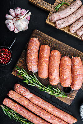 포토 JPG 해외이미지 검은배경 실내 마늘 돼지고기 사람없음 하이앵글 전통음식 소시지 후추 로즈메리 나무도마 해외포토 전통 음식 뷰포인트 백그라운드 채소 도마 육류 내부 목재 검은색 가공식품 허브 향신료 파일형식