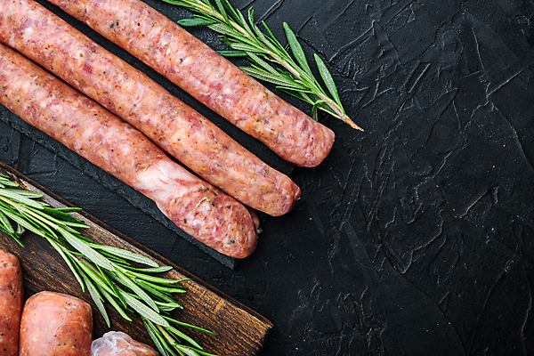 포토 JPG 해외이미지 검은배경 실내 근접촬영 사람없음 전통음식 소시지 로즈메리 홈메이드 해외포토 전통 음식 뷰포인트 백그라운드 내부 검은색 가공식품 허브 만들기 파일형식