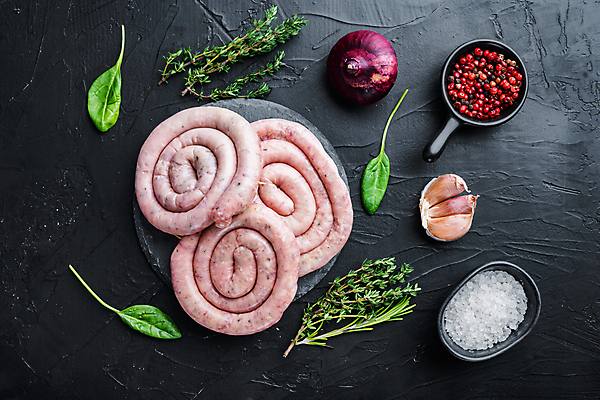 포토 JPG 해외이미지 검은배경 양파 실내 마늘 돼지고기 사람없음 하이앵글 전통음식 소시지 허브 소금 후추 말린_둥글게 플랫레이 해외포토 식물 전통 음식 뷰포인트 백그라운드 컨셉 채소 육류 내부 검은색 가공식품 플랫 향신료 파일형식