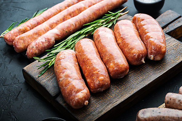포토 JPG 해외이미지 검은배경 실내 돼지고기 사람없음 전통음식 소시지 로즈메리 나무도마 해외포토 전통 음식 백그라운드 도마 육류 내부 목재 검은색 가공식품 허브 파일형식