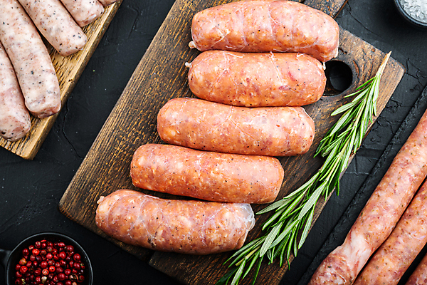 포토 JPG 해외이미지 검은배경 실내 돼지고기 근접촬영 사람없음 전통음식 소시지 후추 로즈메리 해외포토 전통 음식 뷰포인트 백그라운드 육류 내부 검은색 가공식품 허브 향신료 파일형식