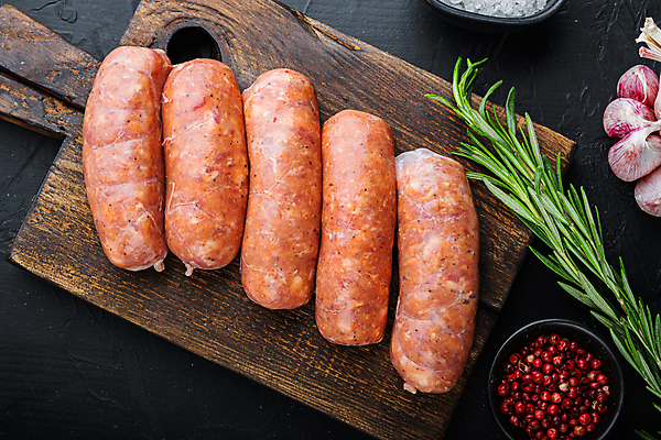 포토 JPG 해외이미지 검은배경 실내 마늘 돼지고기 근접촬영 사람없음 전통음식 소시지 후추 로즈메리 나무도마 초리조 해외포토 전통 음식 뷰포인트 백그라운드 채소 도마 육류 내부 목재 검은색 가공식품 허브 향신료 파일형식