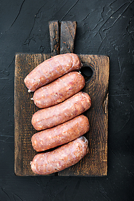 포토 JPG 해외이미지 검은배경 실내 돼지고기 사람없음 전통음식 소시지 나무도마 초리조 해외포토 전통 음식 백그라운드 도마 육류 내부 목재 검은색 가공식품 파일형식