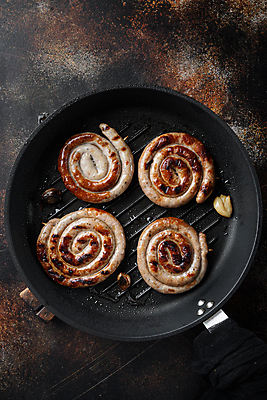 포토 JPG 해외이미지 실내 돼지고기 사람없음 전통음식 프라이팬 소시지 바비큐 해외포토 전통 음식 주방용품 육류 내부 가공식품 파일형식