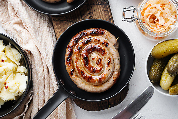 포토 JPG 해외이미지 실내 요리 사람없음 하이앵글 샐러드 전통음식 프라이팬 소시지 나이프 굽기 흰배경 피클 매시드포테이토 해외포토 전통 식기 음식 뷰포인트 백그라운드 주방용품 내부 흰색 가공식품 칼 구이 절임 파일형식