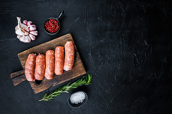 포토 JPG 해외이미지 검은배경 실내 돼지고기 사람없음 하이앵글 전통음식 소시지 바비큐 초리조 해외포토 전통 음식 뷰포인트 백그라운드 육류 내부 검은색 가공식품 파일형식