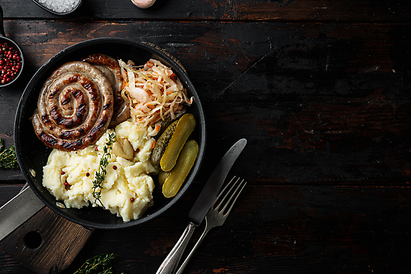 포토 JPG 해외이미지 포크 감자 실내 요리 사람없음 샐러드 전통음식 프라이팬 소시지 나이프 피클 매시드포테이토 말린_둥글게 해외포토 전통 식기 음식 컨셉 채소 주방용품 내부 가공식품 칼 절임 파일형식