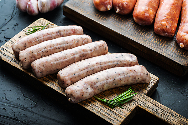 포토 JPG 해외이미지 검은배경 실내 마늘 사람없음 전통음식 소시지 로즈메리 나무도마 해외포토 전통 음식 백그라운드 채소 도마 내부 목재 검은색 가공식품 허브 파일형식