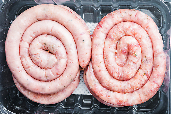 포토 JPG 해외이미지 실내 돼지고기 근접촬영 사람없음 전통음식 소시지 포장용기 말린_둥글게 해외포토 전통 음식 뷰포인트 컨셉 육류 내부 가공식품 포장재료 파일형식