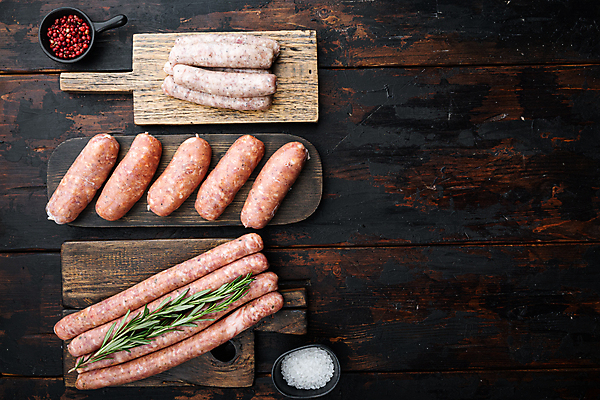 포토 JPG 해외이미지 검은배경 실내 돼지고기 사람없음 하이앵글 전통음식 소시지 소금 후추 로즈메리 나무도마 해외포토 전통 음식 뷰포인트 백그라운드 도마 육류 내부 목재 검은색 가공식품 허브 향신료 파일형식